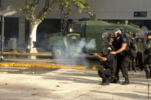 Polícia dispara cartuchos de gás lacrimogéneo contra corpo dos manifestantes na Argentina.