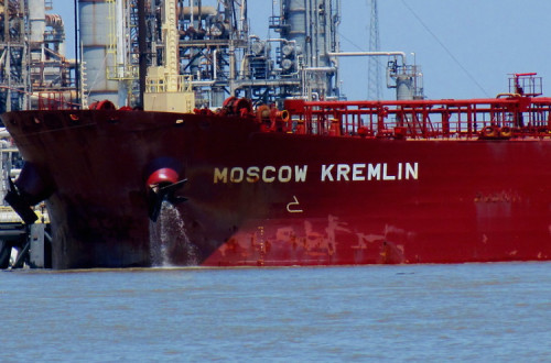Petroleiro russo faz entrega na Shell em 2011. Foto de joecabby2011/Flickr.