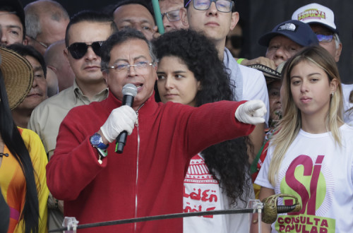 Gustavo Petro fala aos trabalhadores no 1º de Maio em frente à espada de Simon Bolivar.