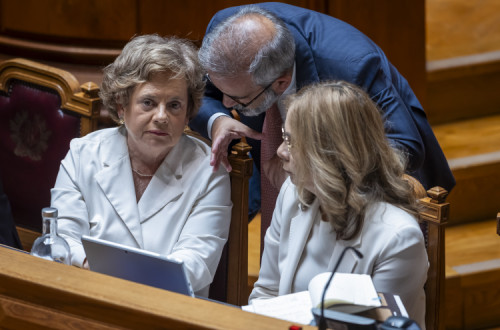Ministra da Administração Interna e outros membros do Governo durante a discussão do programa do Governo.