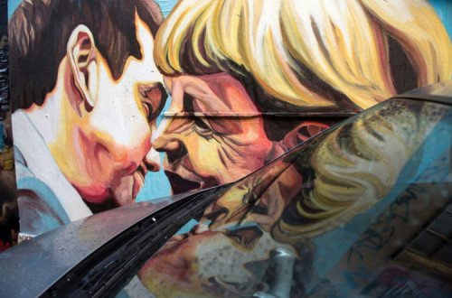 Mural em Atenas com Tsipras e Merkel.