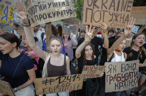 Manifestação em Kiev contra a lei que limitava a independência da investigação anti-corrupção.