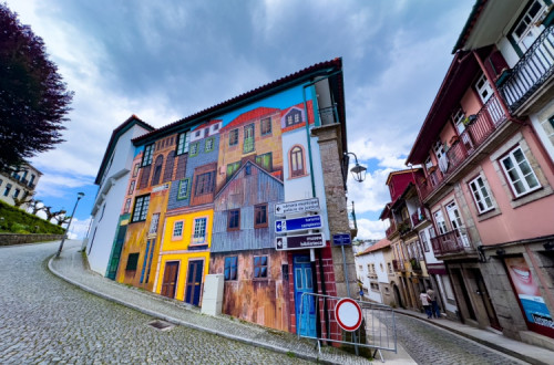 casas pintadas em prédio