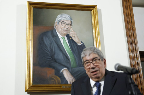Eduardo Ferro Rodrigues junto ao seu retrato oficial na Assembleia de República. Foto de ANTÓNIO PEDRO SANTOS/LUSA.