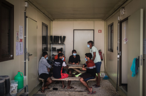Trabalhadores indianos da empresa The Summer Berry Company Portugal, empresa agrícola de frutos vermelhos, conversam durante uma pausa para o almoço, em Odemira, Beja, 29 de março de 2021. Foto de Mário Cruz/Lusa.
