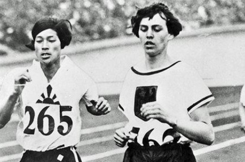 Kinue Hitomi, medalha de prata, e Lina Radke, medalha de ouro, na corrida de 800 metros mulheres nos Jogos Olímpicos de 1928 – foto de http://www.joc.or.jp/olympic/memorial/2006060803.html – domínio público